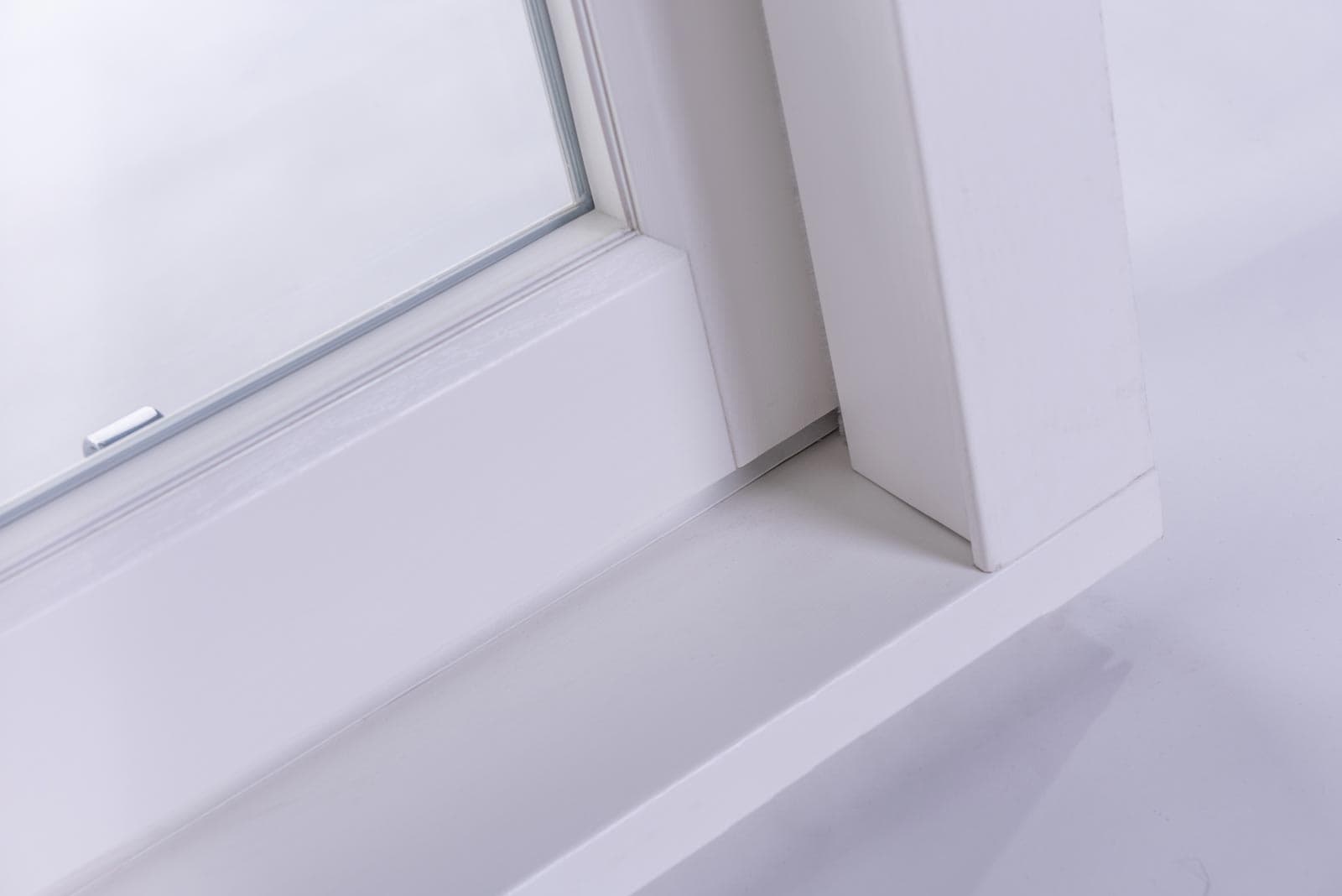 Cross-section of an integrated flush window cill